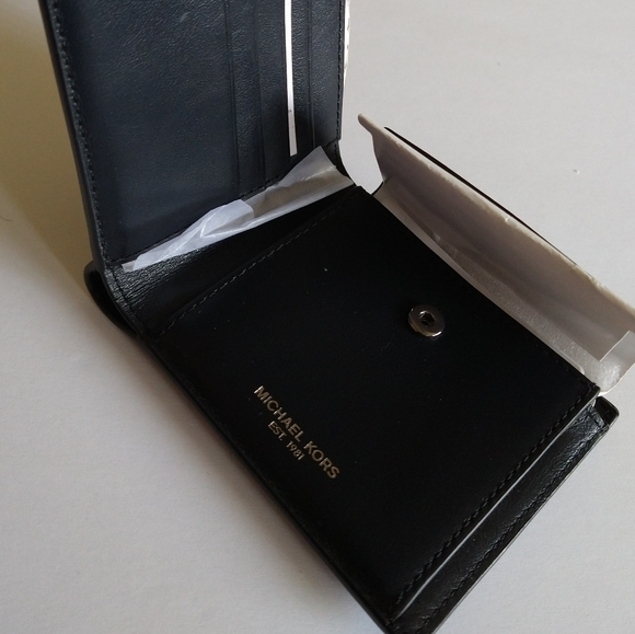 Michael Kors Billfold Black - Picture 10 of 13